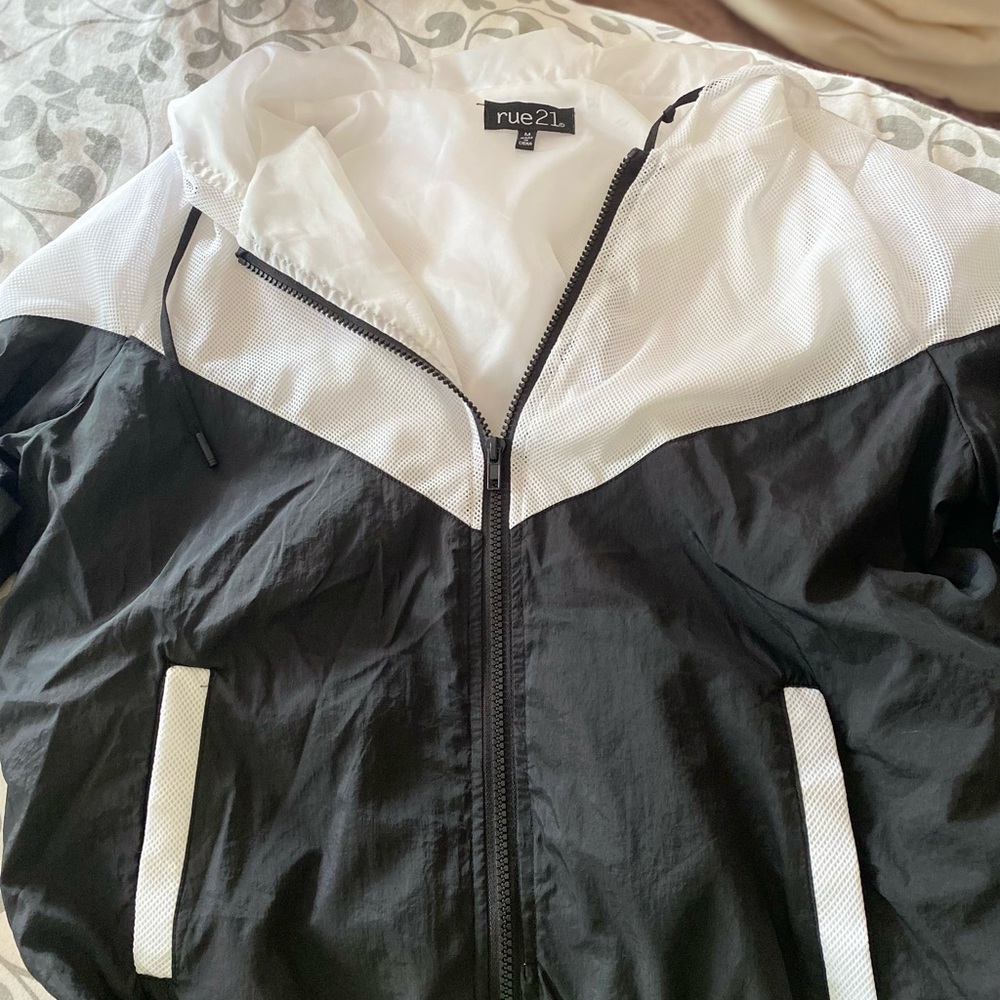 LIGHTLY WORN RUE21 WHITE AND BLACK WINDBREAKER SIZE MEDIUM
